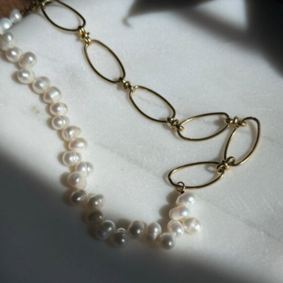 Elegant Freshwater Pearl and 18K Gold Plated Necklace - Picture 3 of 3